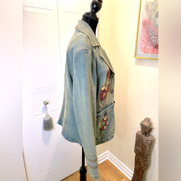 Chagall embroidered & appliqué jean jacket. Unique 3 button closure. Fitted 👖 - Picture 8 of 10